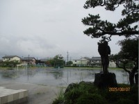 久しぶりの雨に、うれしそうな二宮金次郎さん。