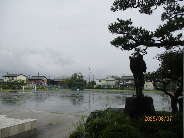 久しぶりの雨に、うれしそうな二宮金次郎さん。