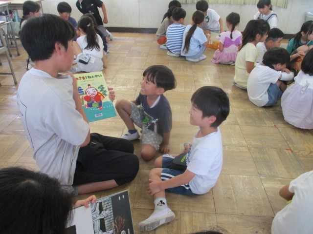 ６年生に読み聞かせをしてもらいました