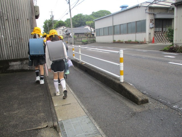 反射材のついた高さのあるガードレール