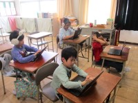 「子どもたちのタブレットの活動」
