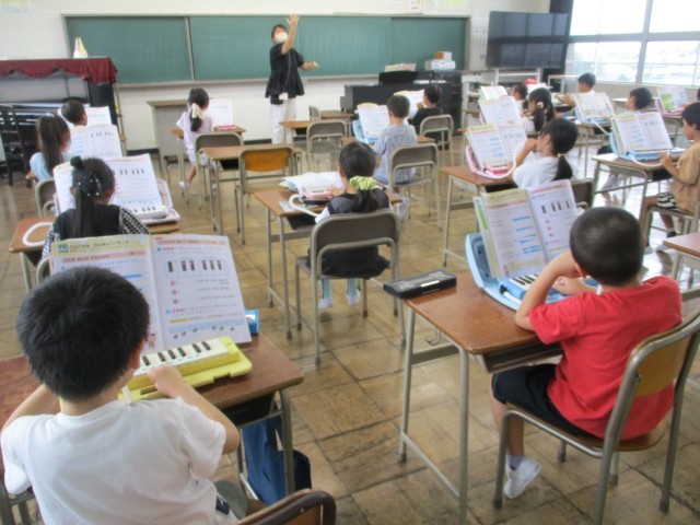 鍵盤で演奏している様子