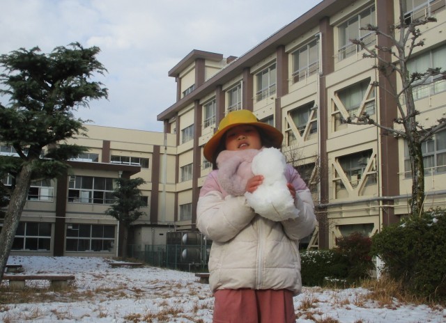 中庭で雪だるまを作った様子