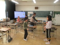 歌に合わせて英語でじゃんけんをする様子