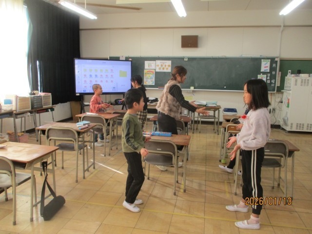 歌に合わせて英語でじゃんけんをする様子