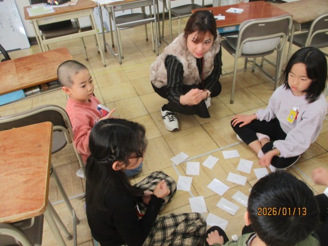 動物カードで神経衰弱をする様子
