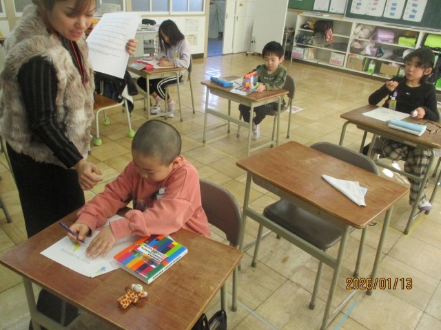 指導員が言った色を塗っている様子