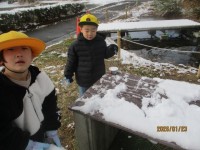 ビオトープ周辺での雪の観察の様子