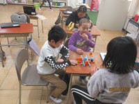 学級の遊具で遊んでいる様子