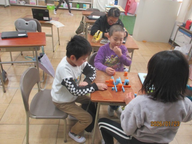 学級の遊具で遊んでいる様子