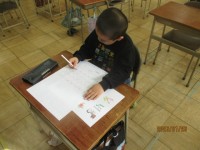 カレンダーの日付を書いている様子