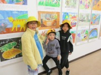 好きな作品の前で3人を撮影している様子