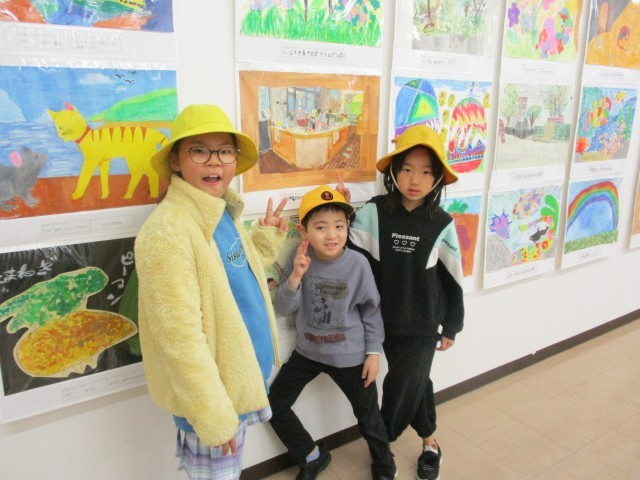 好きな作品の前で3人を撮影している様子