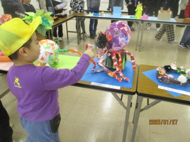 作品の好きな理由を説明している様子