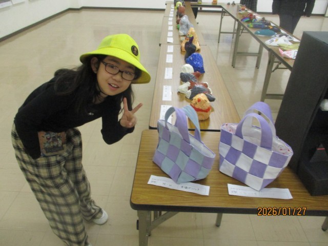 好きな立体作品の前で写真を撮った時の様子