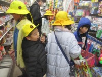 商品を選んでいる様子