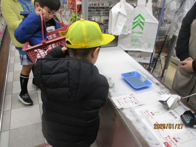 支払いをしている様子