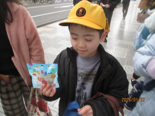 購入した商品を紹介している様子