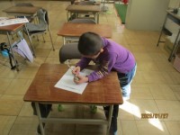 振り返り用紙の絵に色を塗っている様子