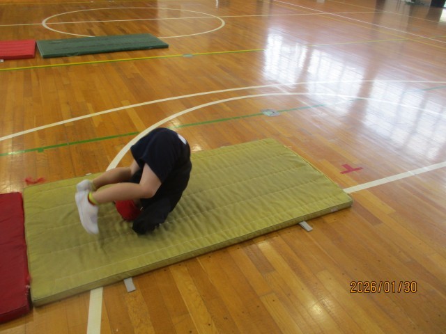 マット運動をしている様子