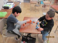 対戦ゲームで遊んでいる様子