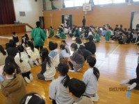 ペアの児童と一緒にいる様子