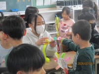 ペアの児童に招待状を渡す様子