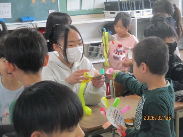 ペアの児童に招待状を渡す様子