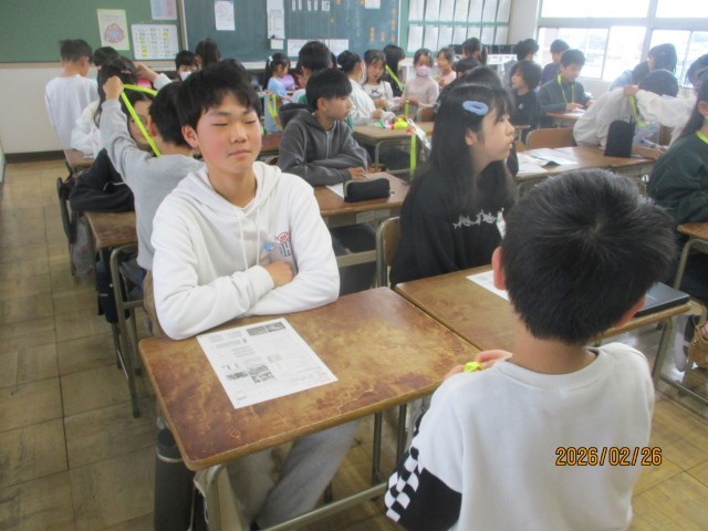 ペアの児童に招待状を渡す様子