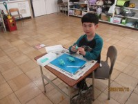 粘土で作品を作っている様子①