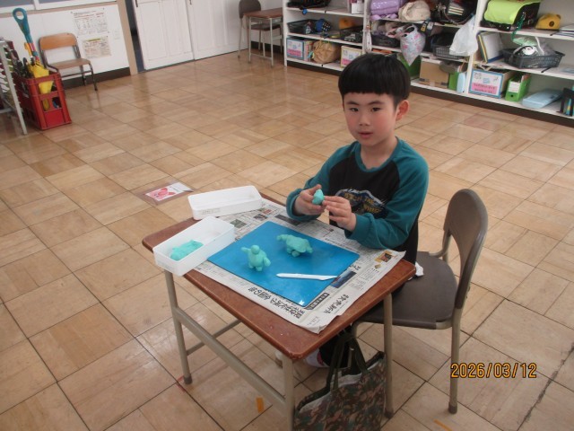 粘土で作品を作っている様子①