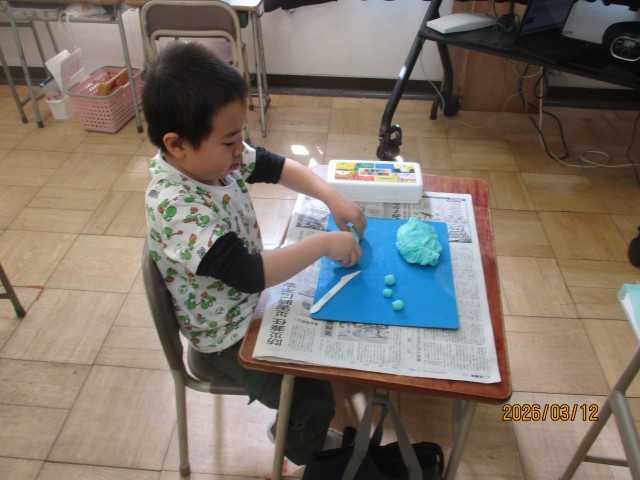 粘土で作品を作っている様子②