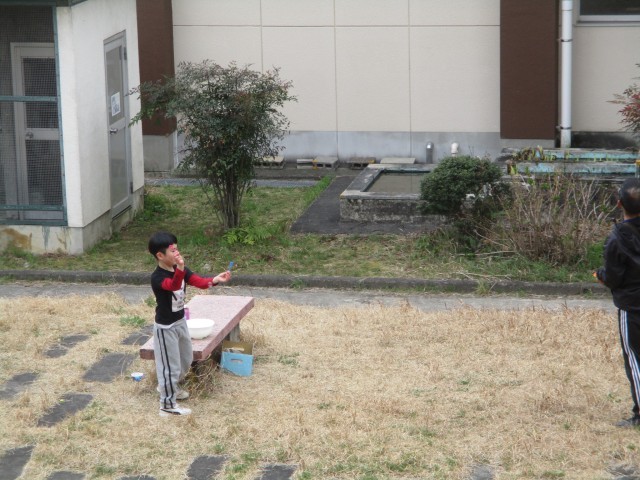 シャボン玉遊びをしている様子