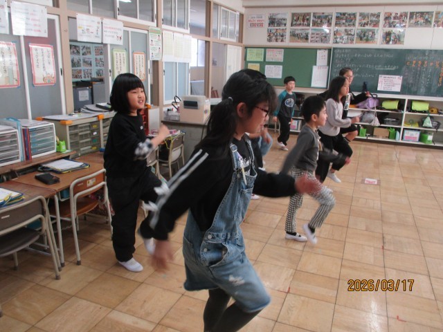 全員でダンスをしている様子