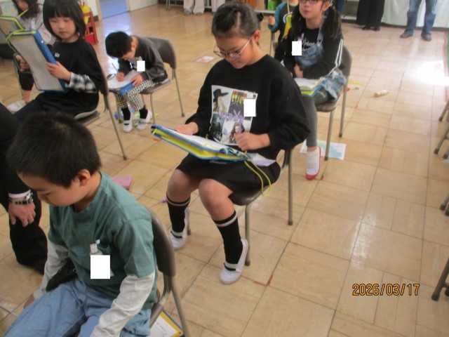 1年の振り返りを書いている様子