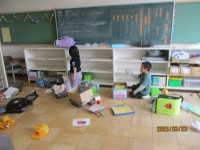 ロッカーの中を雑巾がする様子