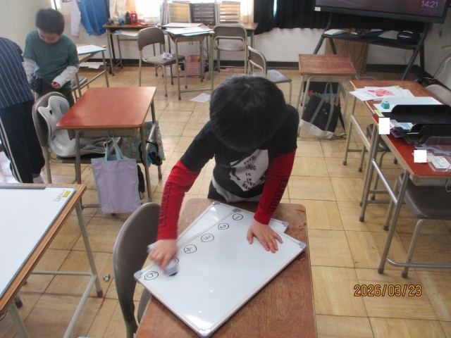 ホワイトボードを掃除する様子