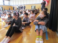 修了式で話を聞いている様子