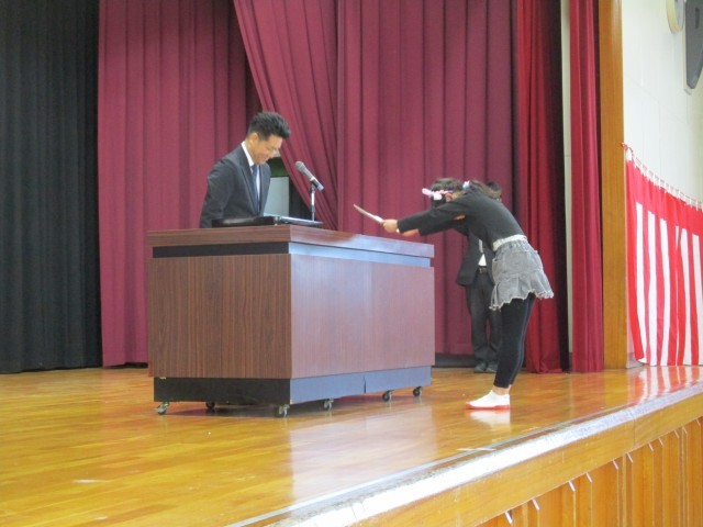 代表児童が修了証を受け取る様子