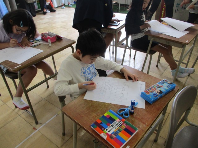 カレンダーに名前を書いている様子