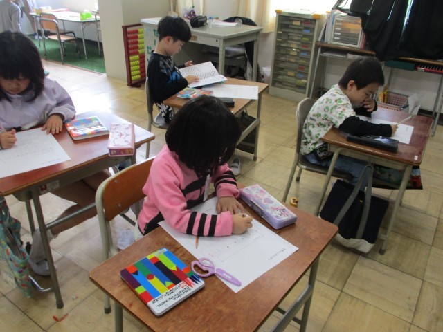 カレンダーの絵をぬっている様子