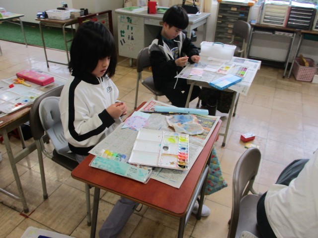 それぞれで絵の具を使っている様子