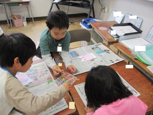 グループで絵の具を使っている様子