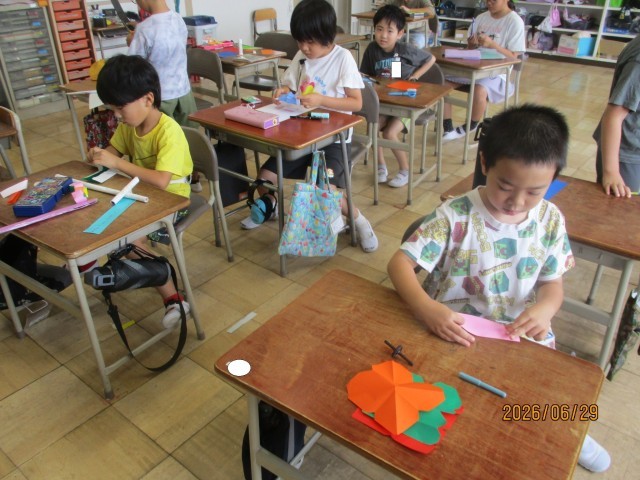 七夕飾りを作っている様子