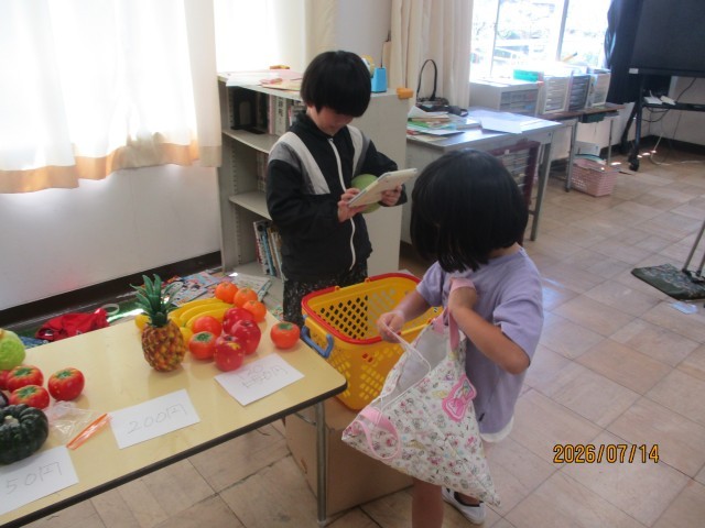 お金を払っている様子