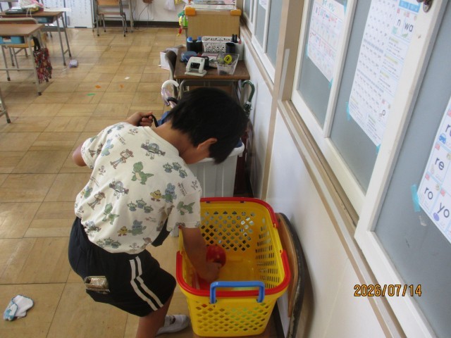 商品をエコバックに入れる様子