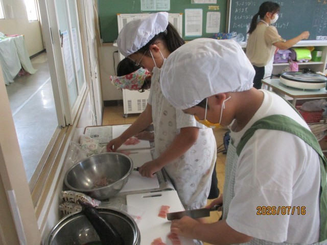 材料を切っている様子
