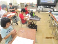 カレンダーの数字をなぞる様子