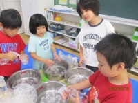 桶に氷を入れる様子