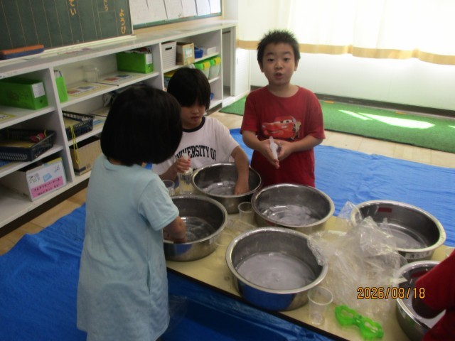 氷の冷たさを確認する様子